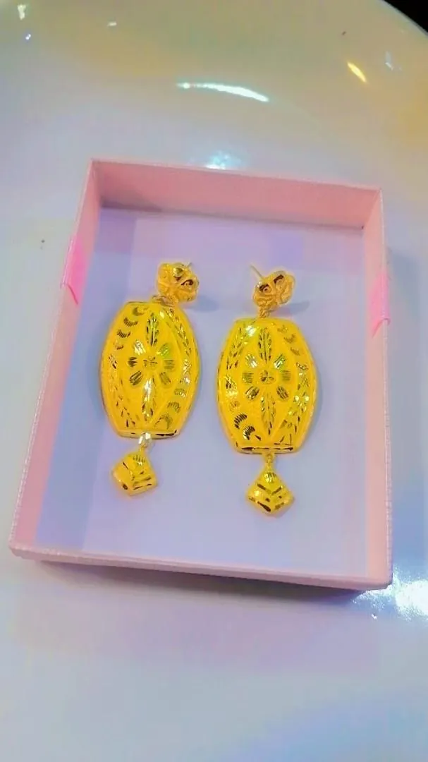 Boucles d'oreilles ovales travaillées en or