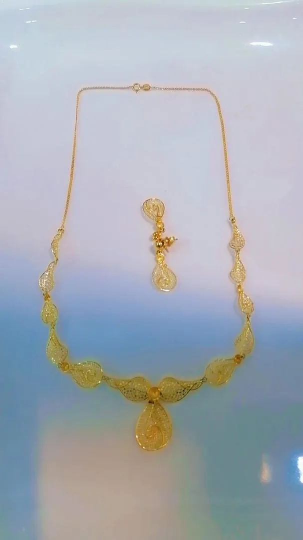 Parure fine en or, collier délicat et boucles d'oreilles