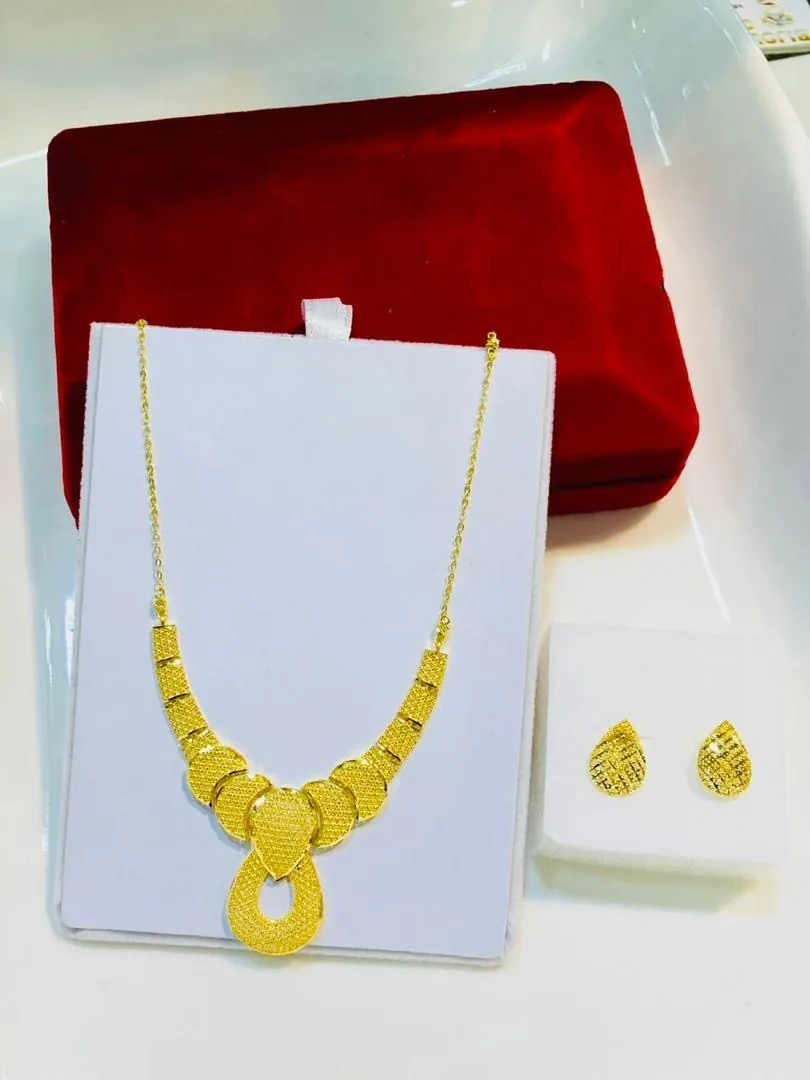 Parure en or avec pendentif goutte et boucles assorties, en écrin