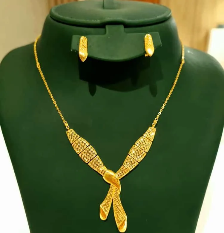 Parure plastron en or 18 carats, collier et boucles d'oreilles, sur buste