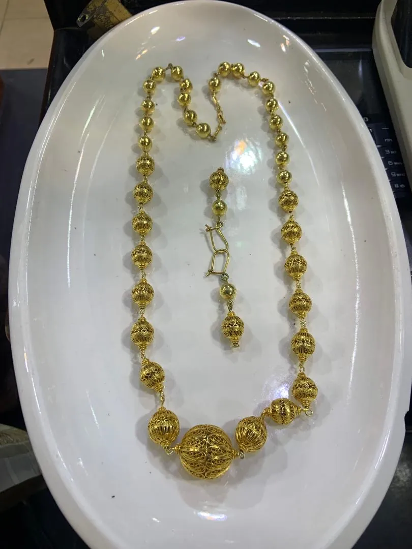 Sautoir en perles d'or ciselées